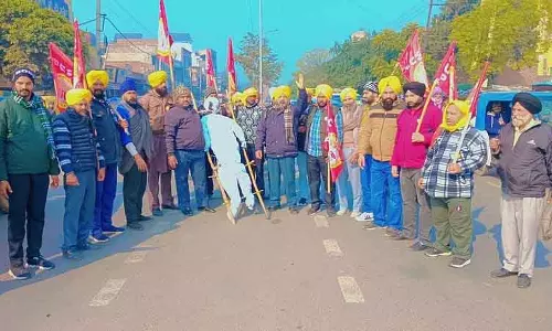 Amritsar: जल आपूर्ति विभाग के कर्मचारियों ने किया प्रदर्शन, नियमित नौकरी की मांग