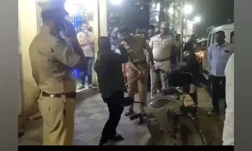 Dombivli: आतंक मचाने वाले भाई को पुलिस ने सड़क पर पीटा Dombivli: आतंक मचाने वाले भाई को पुलिस ने सड़क पर पीटा