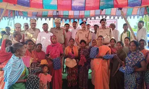 रेड क्रॉस ने Mancherial में आदिवासियों को आवश्यक वस्तुएं, कंबल वितरित किए रेड क्रॉस ने Mancherial में आदिवासियों को आवश्यक वस्तुएं, कंबल वितरित किए