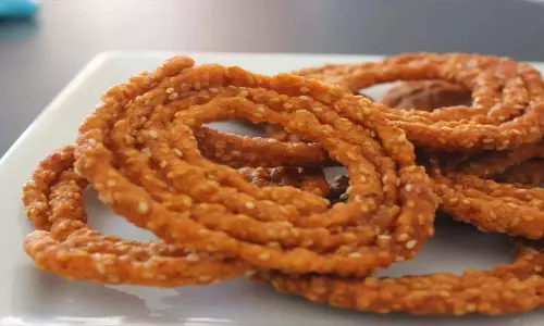 Telangana: संक्रांति के दौरान चकिनालु स्नैक्स की तैयारी