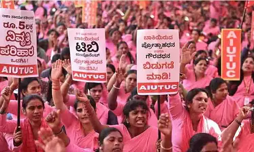CM Siddaramaiah ने मानदेय 10 हजार रुपये करने पर जताई सहमति, हड़ताल खत्म, आशा कार्यकर्ताओं में ख़ुशी CM Siddaramaiah ने मानदेय 10 हजार रुपये करने पर जताई सहमति, हड़ताल खत्म, आशा कार्यकर्ताओं में ख़ुशी