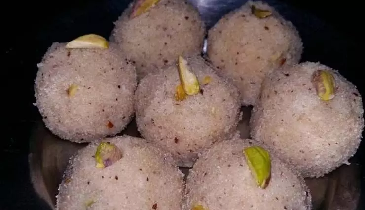 Semolina-coconut Laddu:  घर पर बनाएं स्वादिष्ट मिठाई