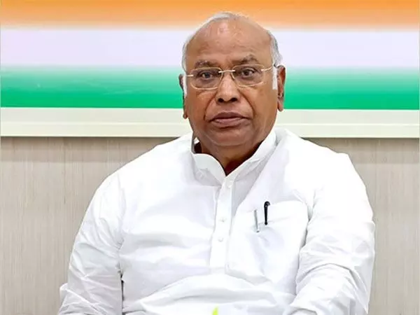 Kharge ने लाल बहादुर शास्त्री को उनकी 59वीं पुण्यतिथि पर श्रद्धांजलि दी