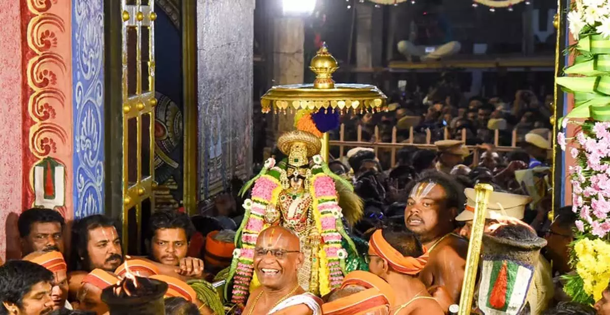 Tamil Nadu: श्रीरंगम मंदिर परमपद वासल उद्घाटन में 1.5 लाख श्रद्धालु शामिल हुए