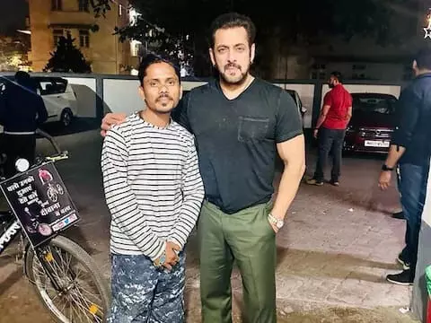 Salman Khan के बहुत बड़े फैन, ठंड के तापमान में हजारों किलोमीटर साइकिल चलते मिलने पहुंचे