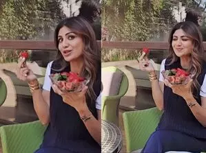 Shilpa Shetty ने मेकअप करते हुए ताज़ी स्ट्रॉबेरी का मज़ा ली