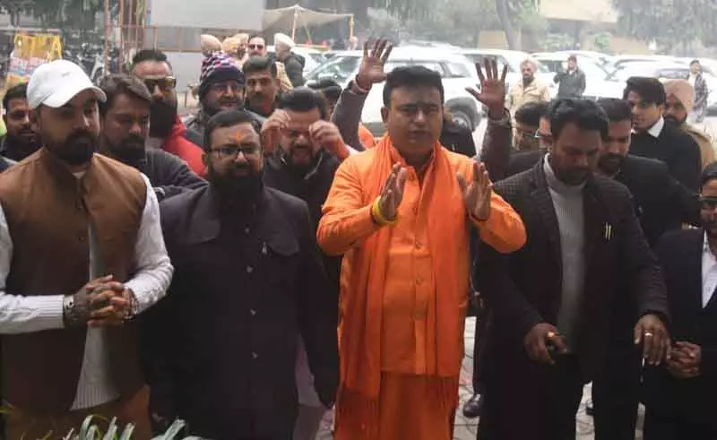 Shivsena नेताओं ने मंदिर चोरी मामले में गिरफ्तारी की मांग की Shivsena नेताओं ने मंदिर चोरी मामले में गिरफ्तारी की मांग की