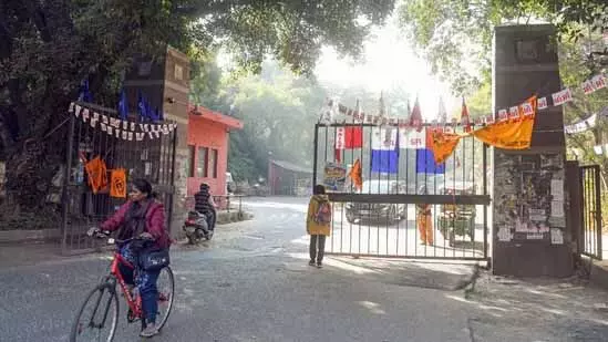 JNU : बाहरी लोगों को बुलाने और शराब पीने पर दो छात्रों पर 1.79 लाख का जुर्माना