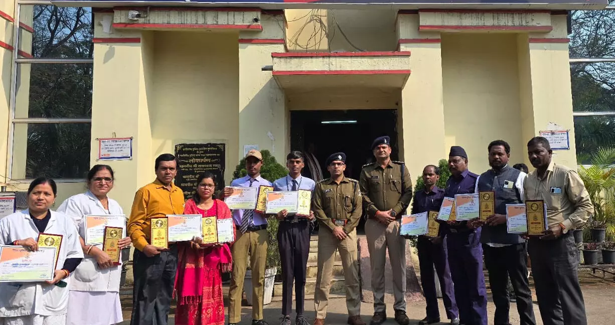 रायगढ़ पुलिस का प्रेरणादायक पहल, मेधावी छात्रों और विशिष्ट व्यक्तियों का सम्मान