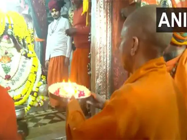 UP के सीएम योगी ने अयोध्या में हनुमानगढ़ी मंदिर में पूजा-अर्चना की