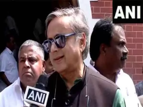 महाराष्ट्र के मंत्री नितेश राणे की ईवीएम टिप्पणी पर Shashi Tharoor ने कहा- काफी चौंकाने वाला