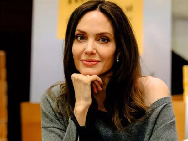 Angelina Jolie अपने बेटे नॉक्स के साथ लॉस एंजिल्स के जंगल में लगी आग के पीड़ितों की मदद कर रही