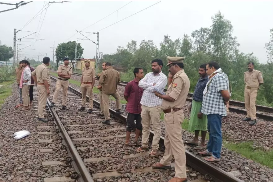 Lakhimpur Kheri: इंजन से कटकर युवक की मौत