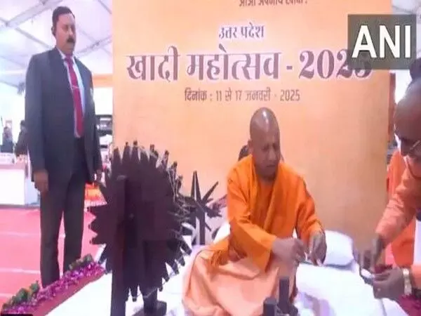 UP के सीएम योगी ने लखनऊ में खादी महोत्सव 2025 का किया उद्घाटन