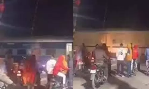 Up News: रेलवे क्रॉसिंग पर टला  बड़ा हादसा