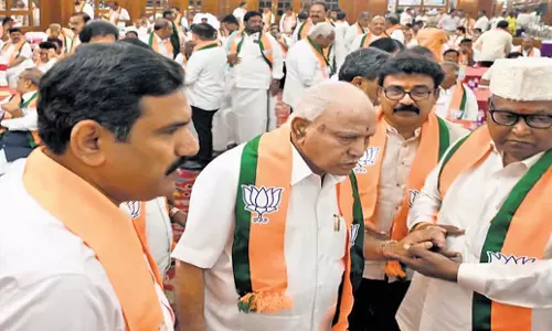 Karnataka: येदियुरप्पा, विजयेंद्र ने चुनाव से पहले पार्टी को मजबूत करने के लिए राज्य दौरे की योजना बनाई Karnataka: येदियुरप्पा, विजयेंद्र ने चुनाव से पहले पार्टी को मजबूत करने के लिए राज्य दौरे की योजना बनाई