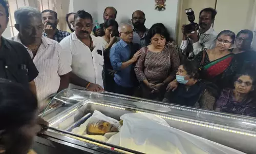 Kerala: सैकड़ों लोगों ने पी जयचंद्रन को श्रद्धांजलि दी Kerala: सैकड़ों लोगों ने पी जयचंद्रन को श्रद्धांजलि दी