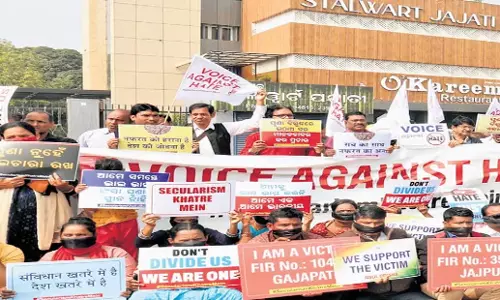 Odisha: ओडिशा में धार्मिक उत्पीड़न के पीड़ितों ने मौन विरोध प्रदर्शन किया Odisha: ओडिशा में धार्मिक उत्पीड़न के पीड़ितों ने मौन विरोध प्रदर्शन किया