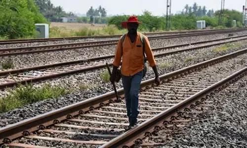 Tamil Nadu: धर्मपुरी में ट्रैक दोहरीकरण का कार्य Tamil Nadu: धर्मपुरी में ट्रैक दोहरीकरण का कार्य