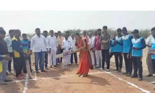 Telangana: सरिथम्मा ने क्रिकेट टूर्नामेंट का उद्घाटन किया Telangana: सरिथम्मा ने क्रिकेट टूर्नामेंट का उद्घाटन किया