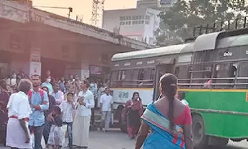 Andhra: अपर्याप्त बस सेवा से यात्री नाखुश Andhra: अपर्याप्त बस सेवा से यात्री नाखुश