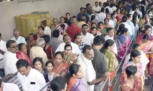 Andhra: एकादशी पर मंदिरों में भारी भीड़ Andhra: एकादशी पर मंदिरों में भारी भीड़