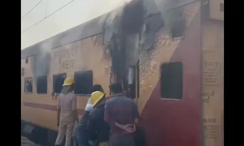 ट्रेन के एसी कोच में लगी आग, दुर्ग स्टेशन के पास हड़कंप ट्रेन के एसी कोच में लगी आग, दुर्ग स्टेशन के पास हड़कंप