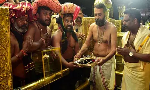 Andhra : द्वादशी चक्रस्नानम उत्सव के लिए श्री वेंकटेश्वर स्वामी मंदिर में उमड़े श्रद्धालु