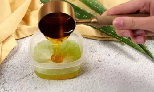 Skin Care: जानें,चेहरे पर एलोवेरा और नारियल तेल लगाने के फायदे Skin Care: जानें,चेहरे पर एलोवेरा और नारियल तेल लगाने के फायदे