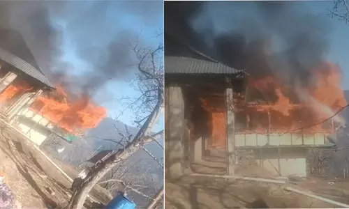 Nankhari: मकान में लगी आग, परिवार के 5 लोग हुए बेघर Nankhari: मकान में लगी आग, परिवार के 5 लोग हुए बेघर