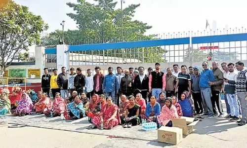 Odisha के ग्रामीणों ने प्रदूषण के कारण पुनर्वास की मांग को लेकर वेदांता गेट पर धरना दिया