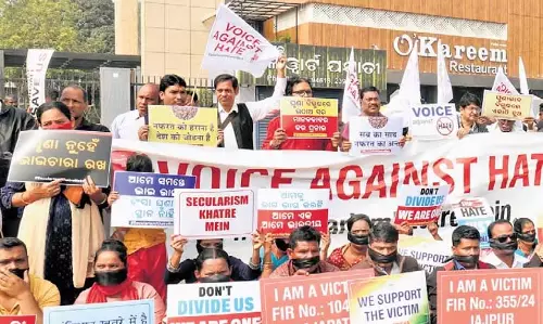 Odisha में धार्मिक उत्पीड़न के पीड़ितों ने मौन विरोध प्रदर्शन किया Odisha में धार्मिक उत्पीड़न के पीड़ितों ने मौन विरोध प्रदर्शन किया