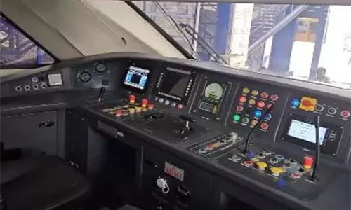 वैष्णव ने कटरा-श्रीनगर मार्ग के लिए डिज़ाइन की गई Vande Bharat train का अनावरण किया