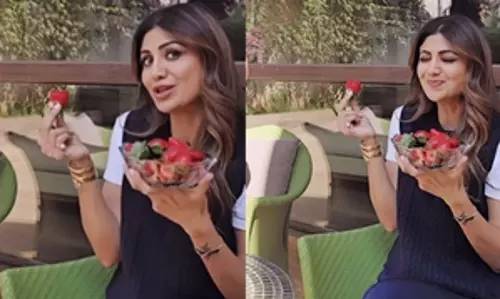 Shilpa Shetty ने मेकअप करते हुए ताज़ी स्ट्रॉबेरी का मज़ा ली Shilpa Shetty ने मेकअप करते हुए ताज़ी स्ट्रॉबेरी का मज़ा ली