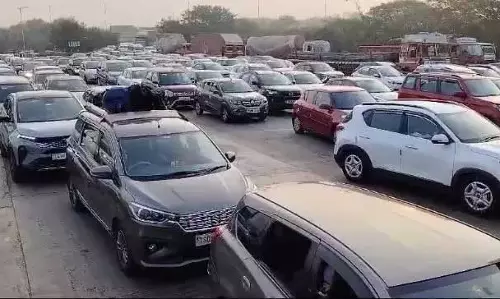 ORR, पंतंगी टोल प्लाजा पर भारी भीड़ देखी ORR, पंतंगी टोल प्लाजा पर भारी भीड़ देखी