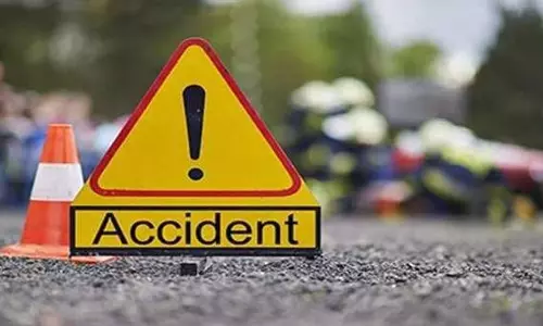 Noida: लग्जरी कार ने जॉगिंग कर रहे किशोर को टक्कर मारी, गंभीर रूप से घायल Noida: लग्जरी कार ने जॉगिंग कर रहे किशोर को टक्कर मारी, गंभीर रूप से घायल