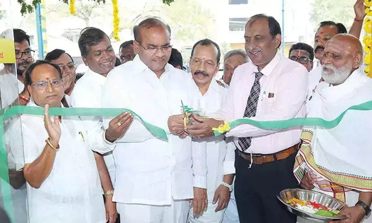 Andhra: चिलकलुरिपेटा में नया रामराज शोरूम खुला Andhra: चिलकलुरिपेटा में नया रामराज शोरूम खुला