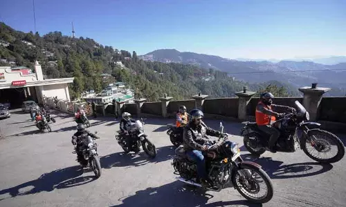 Shimla DC ने सड़क सुरक्षा के लिए बाइक रैली को हरी झंडी दिखाई