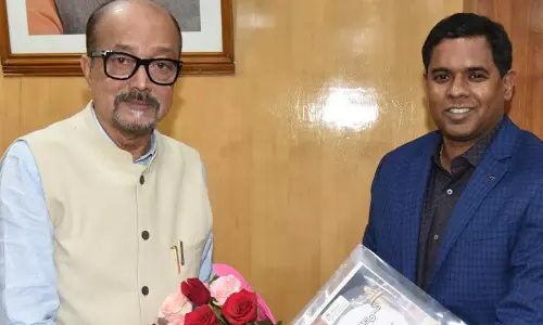 राज्यपाल रमेन डेका से ‘नाचा’ के संस्थापक गणेश कर ने सौजन्य भेंट की राज्यपाल रमेन डेका से ‘नाचा’ के संस्थापक गणेश कर ने सौजन्य भेंट की