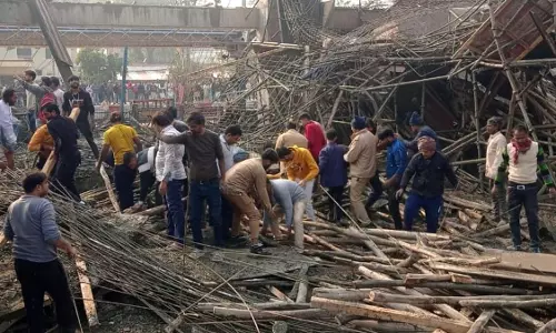 Kannauj: रेलवे स्टेशन के पास बन रही बिल्डिंग का लेंटर गिरा, 36 मजदूर दबे 14 निकले Kannauj: रेलवे स्टेशन के पास बन रही बिल्डिंग का लेंटर गिरा, 36 मजदूर दबे 14 निकले