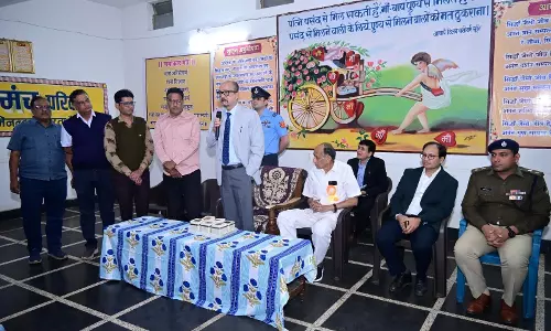वृद्धाश्रम में बुजुर्गों से मिले राज्यपाल डेका