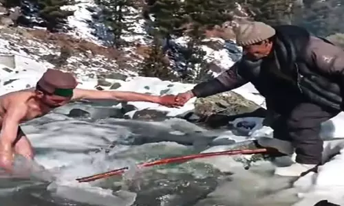 Jal Shakti Department के तीन कर्मचारियों का समर्पण और बहादुरी का एक उल्लेखनीय कार्य Jal Shakti Department के तीन कर्मचारियों का समर्पण और बहादुरी का एक उल्लेखनीय कार्य