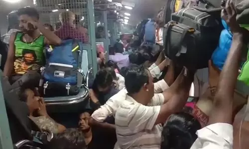 ट्रेनों में उत्तर प्रदेश के लोगों का दबदबा: क्या रेलवे प्रशासन कार्रवाई करेगा?