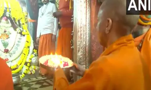 UP के सीएम योगी ने अयोध्या में हनुमानगढ़ी मंदिर में पूजा-अर्चना की UP के सीएम योगी ने अयोध्या में हनुमानगढ़ी मंदिर में पूजा-अर्चना की