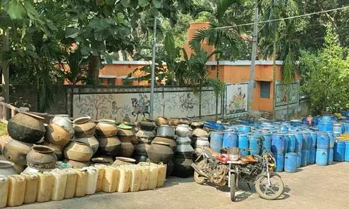 Odisha: गंजम में छापेमारी के दौरान भारी मात्रा में मिलावटी देशी शराब जब्त