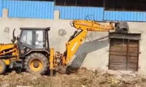 यूपी के संभल में अतिक्रमण के खिलाफ चला बुलडोजर
