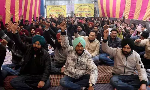 Milkfed कर्मचारियों ने वेतन वृद्धि की मांग को लेकर प्रदर्शन किया