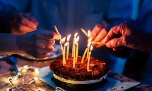 Mumbai: बर्थडे पार्टी की तैयारी कर रही महिला 11वीं मंजिल से गिरी, मौत