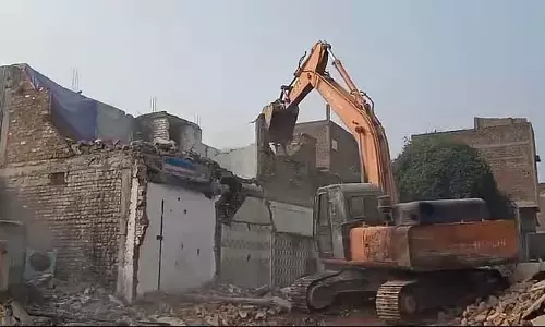 चला प्रशासन का बुलडोजर: मस्जिद को भी तोड़ा गया, भारी पुलिस फोर्स की तैनाती