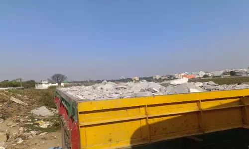 Gundlapochampally में तालाब में मलबा डाला जा रहा Gundlapochampally में तालाब में मलबा डाला जा रहा